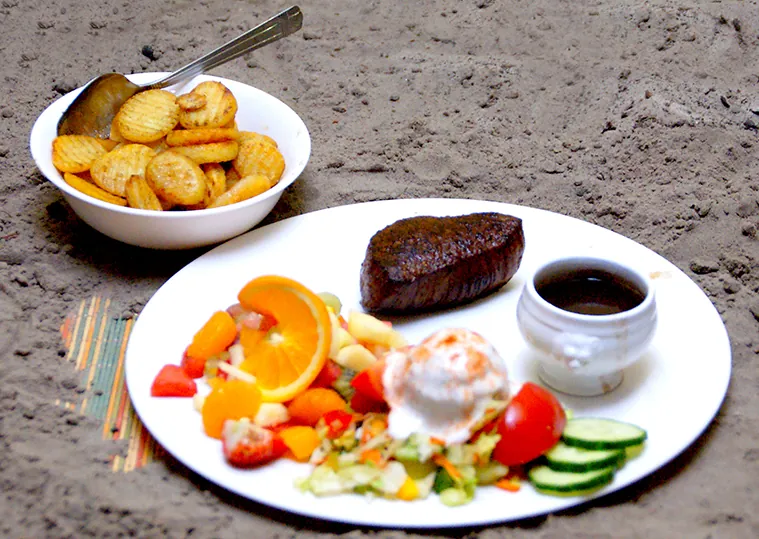 Biefstuk met gebakken aardappeltjes en saus