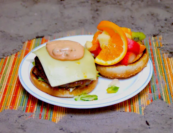 Cheeseburger met salade en vers fruit