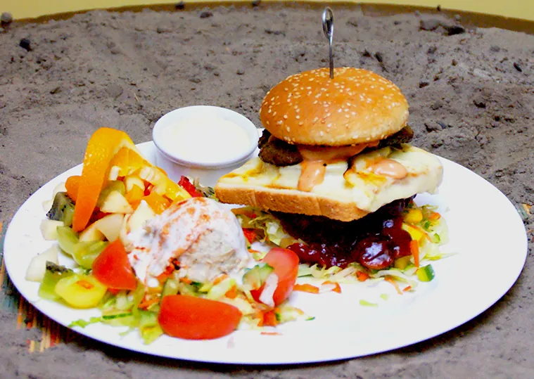 Flipperburger-menu met frites en salade