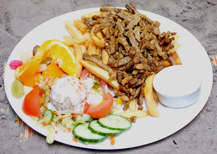 Frites met shoarma en salade