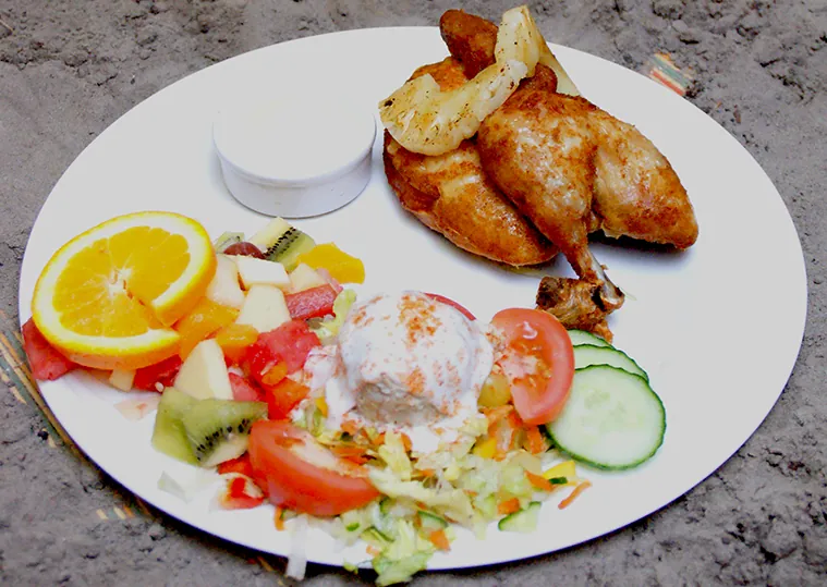 Halve-kipschotel met salade en vers fruit