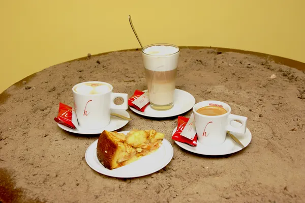 Diverse koffies met een punt taart