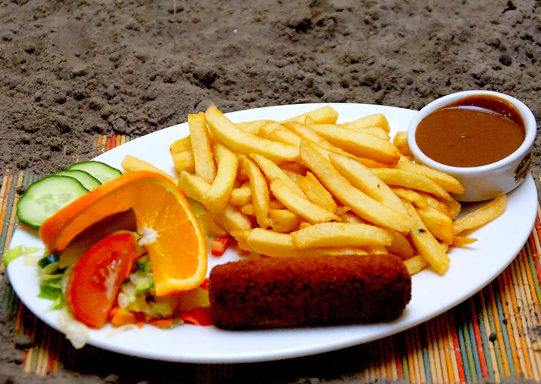 Kroket met frites en salade