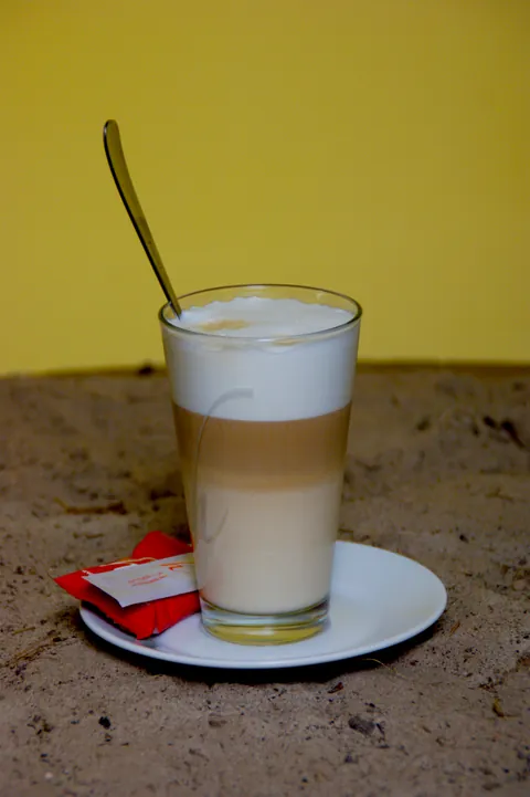 Latte macchiato in een hoog glas