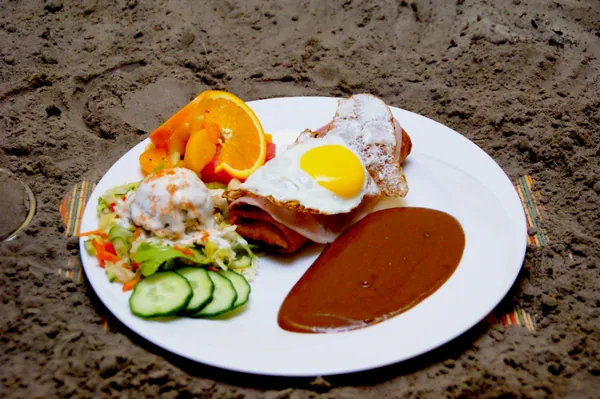 Loempia speciaal met gebakken ei en saus