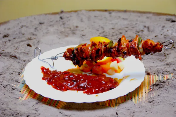 Sjasliekschotel met frites en salade