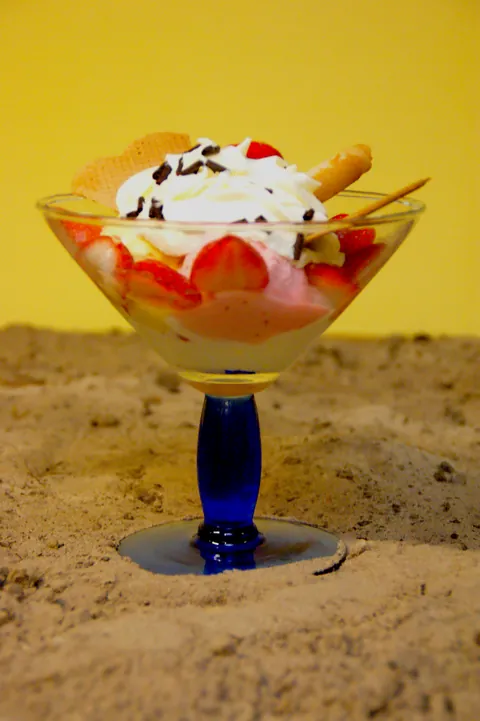 Aardbeiensorbet met slagroom in een coupeglas