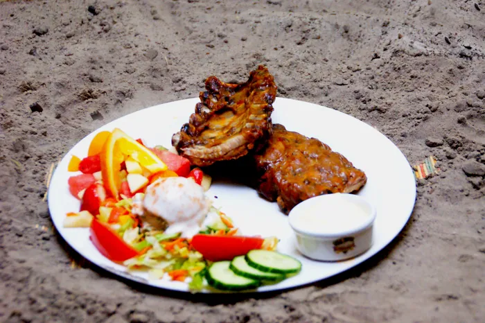 Spareribs met salade, rauwkost en vers fruit